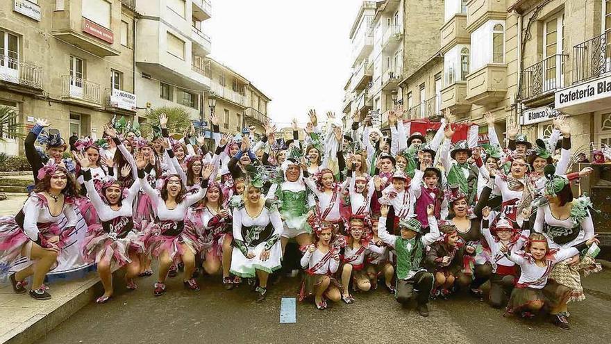 Integrantes de la comparsa Os Campechanos, una de las seis que participará en el desfile de mañana.  // A. H.