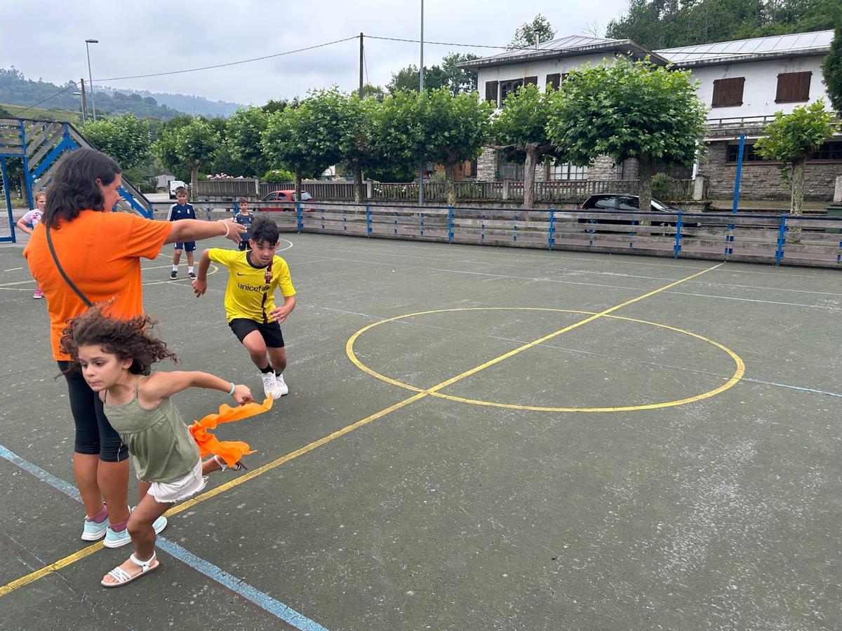EN IMÁGENES: Niños participando en juegos en Lieres en las colonias urbanas de Siero