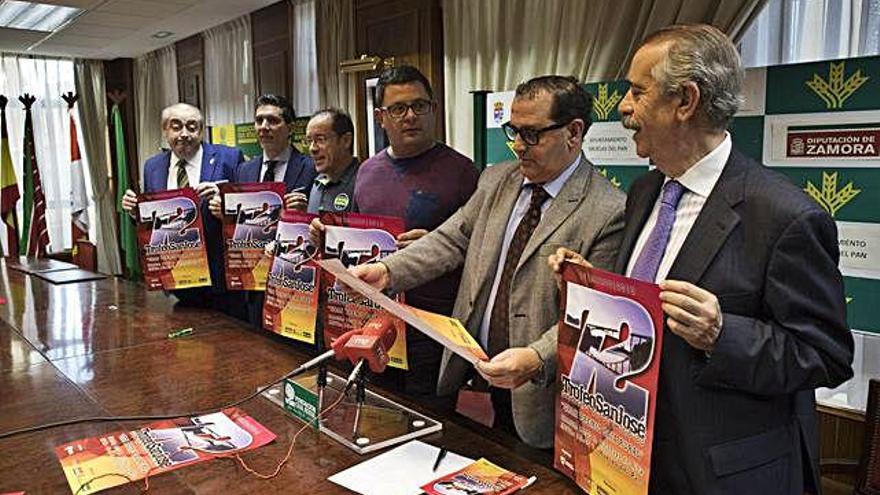 Organizadores y patrocinadores posan en la presentación de la carrera.