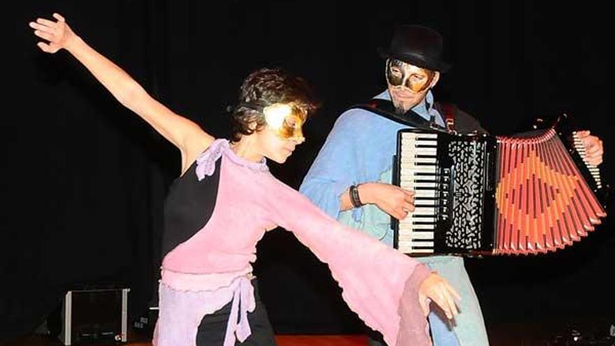 Serxio Cobos e Uxía Portela nun momento dos ensaios previos a estrea no Auditorio.