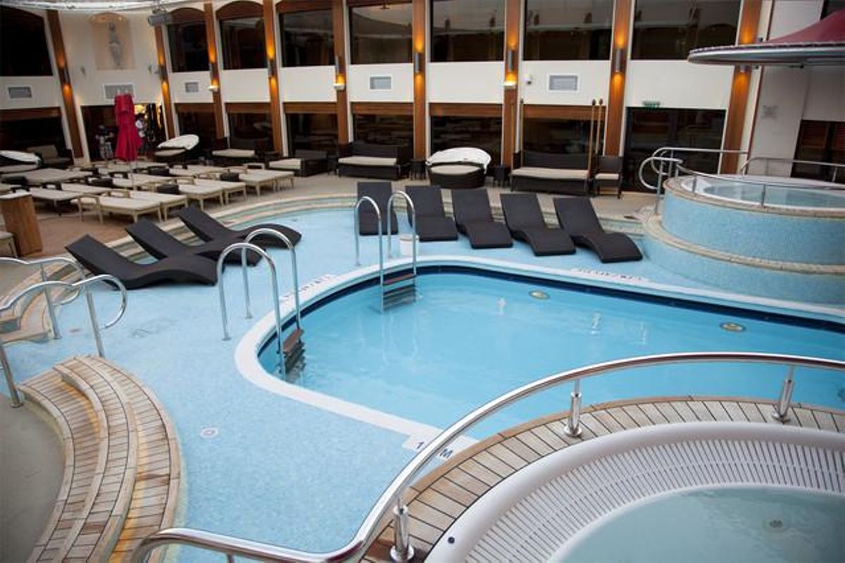Piscina i solàrium privat dels passatgers que viatgen en {suites}.
