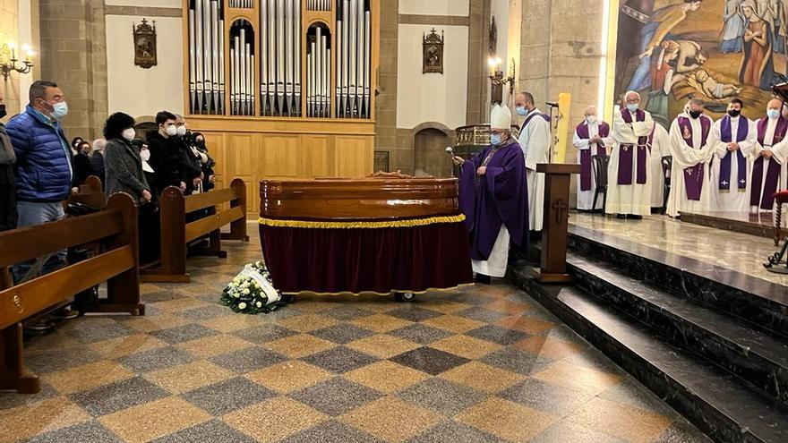 Emocionado funeral en Pola de Siero por el cura "Tito"