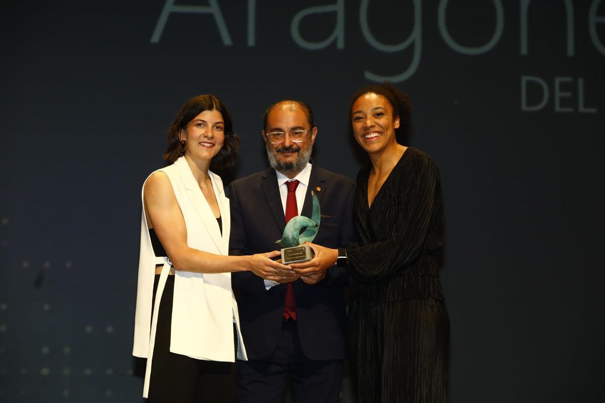 Carmen Grande y Helena Oma, jugadoras del Casademont Zaragoza, recibiendo de Javier Lambán el premio Aragoneses del Año