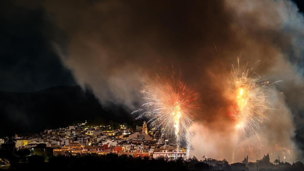 Finestrat despide sus Fiestas Patronales con la procesión del Santíssim Crist y un espectacular castillo de fuegos