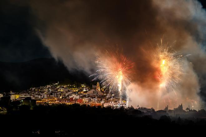 Finestrat despide sus Fiestas Patronales con la procesión del Santíssim Crist y un espectacular castillo de fuegos