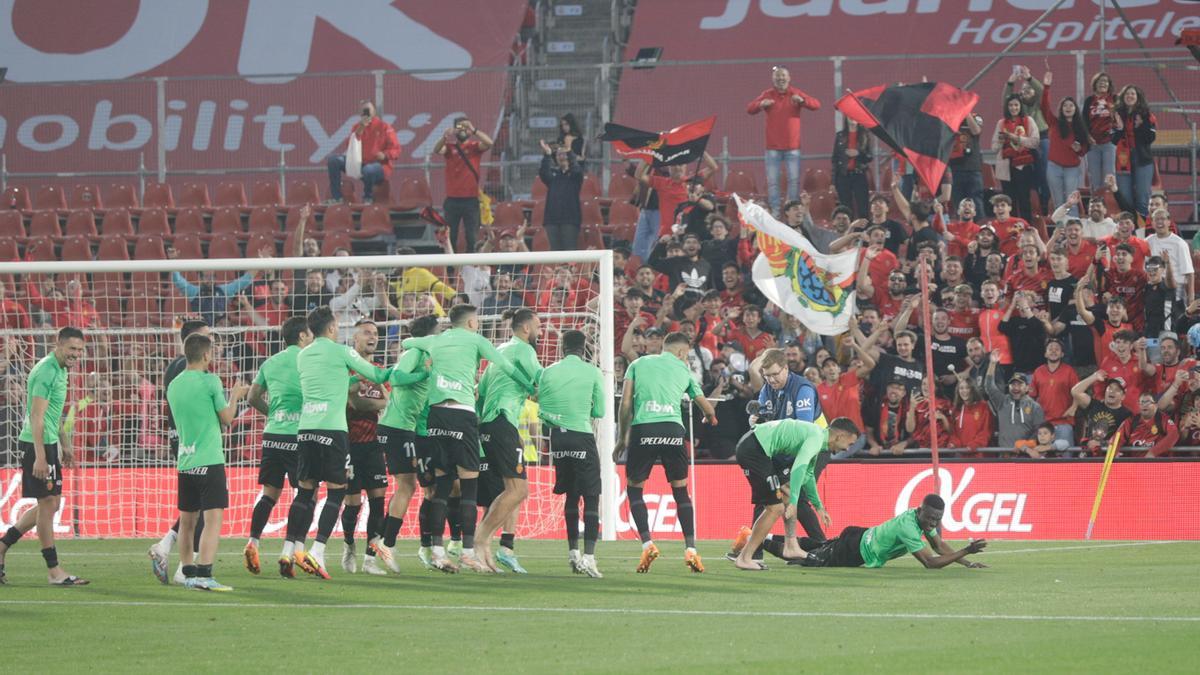 Los jugadores del Mallorca celebran la victoria y la permanencia ante parte de la afición.