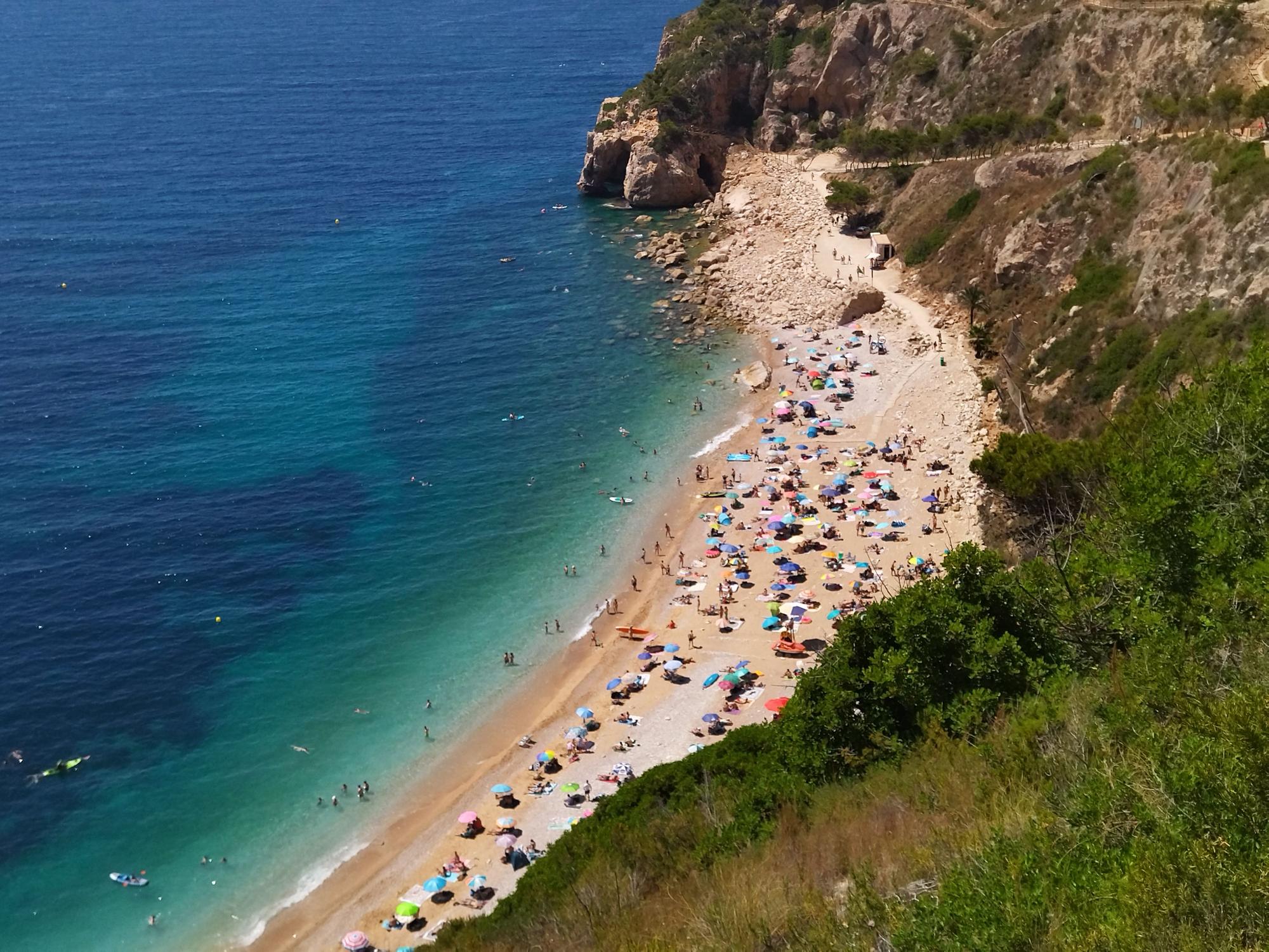 El Moraig: así es la primera playa valenciana que cobra para mitigar la masificación