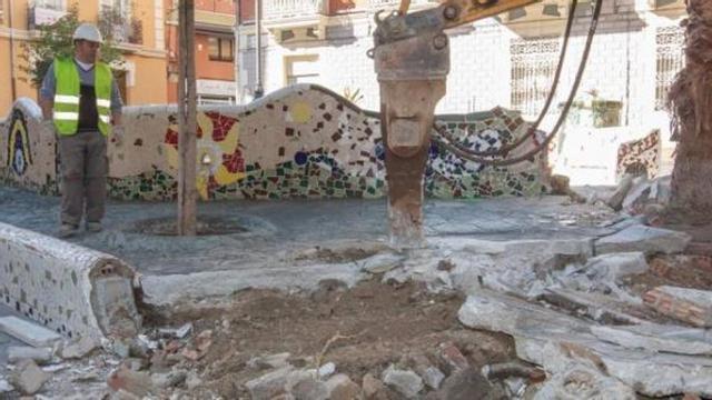 Imagen de las obras iniciadas ayer para demoler la actual plaza de Balmis y remodelarla.