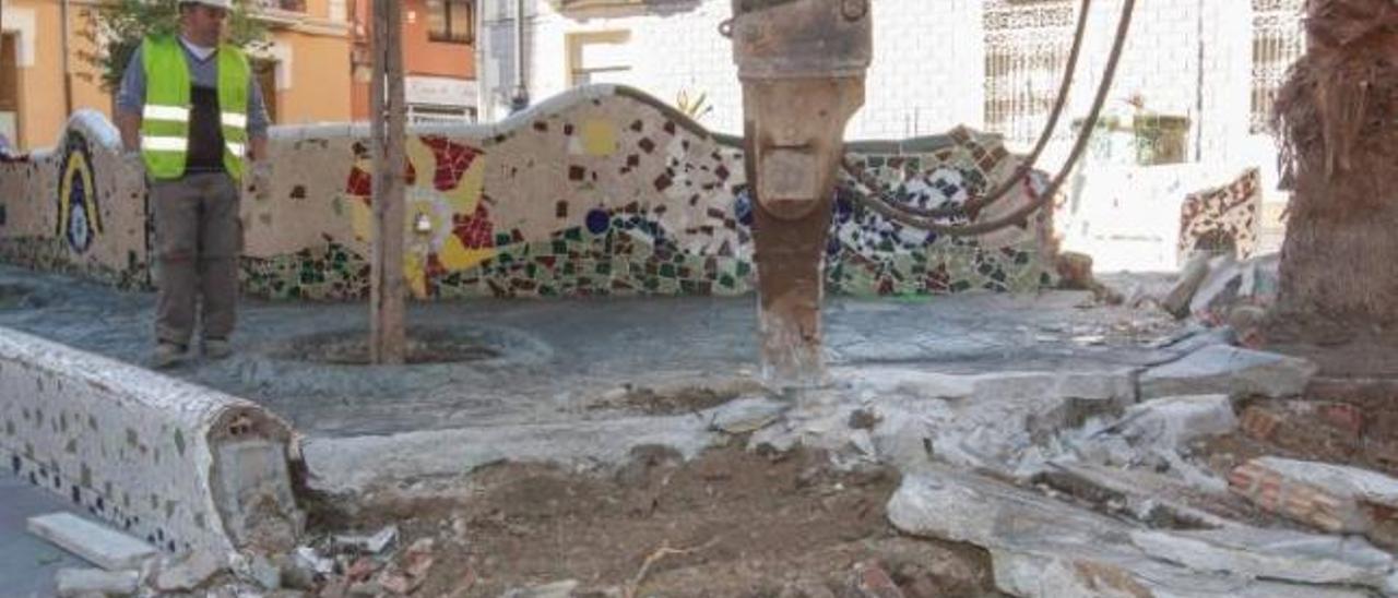 Imagen de las obras iniciadas ayer para demoler la actual plaza de Balmis y remodelarla.