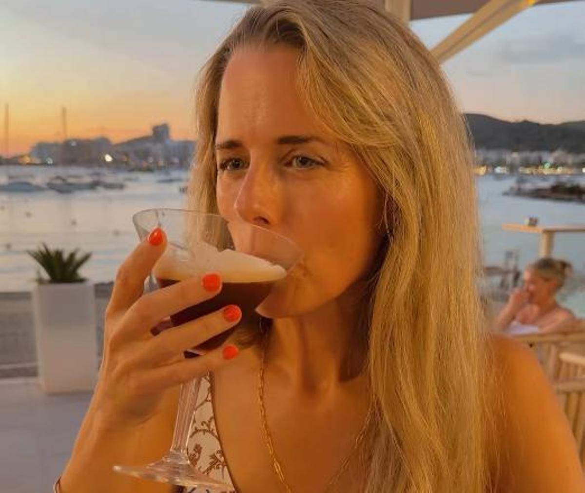 La creadora de contenido bebiendo un cóctel sin alcohol.