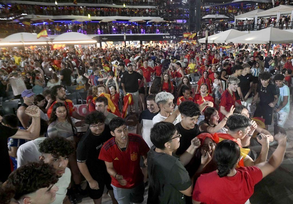 Cientos de murcianos abarrotan el Zig Zag para ver la final de España