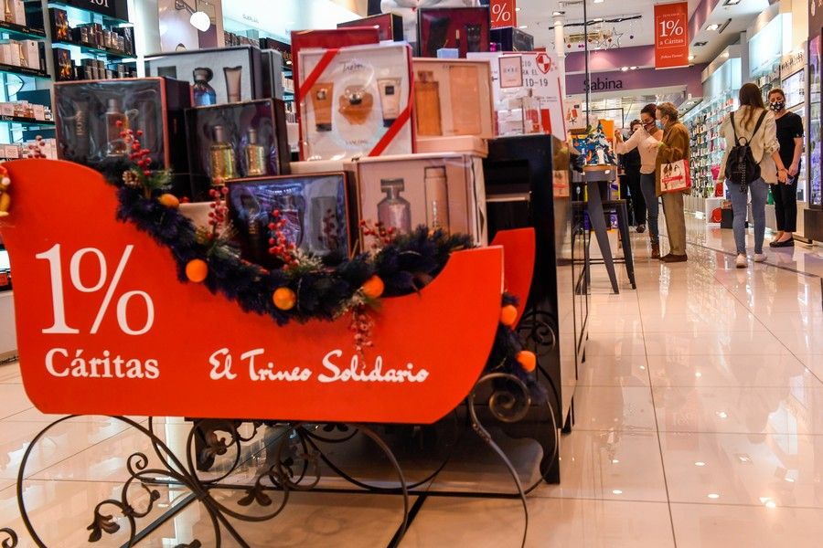 Comercios en la calle de Triana durante la campaña de Navidad y Reyes