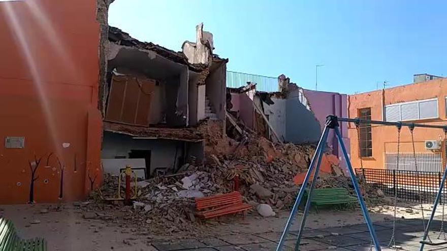 Una vivienda se derrumba sobre el patio de un centro cultural en Torrent