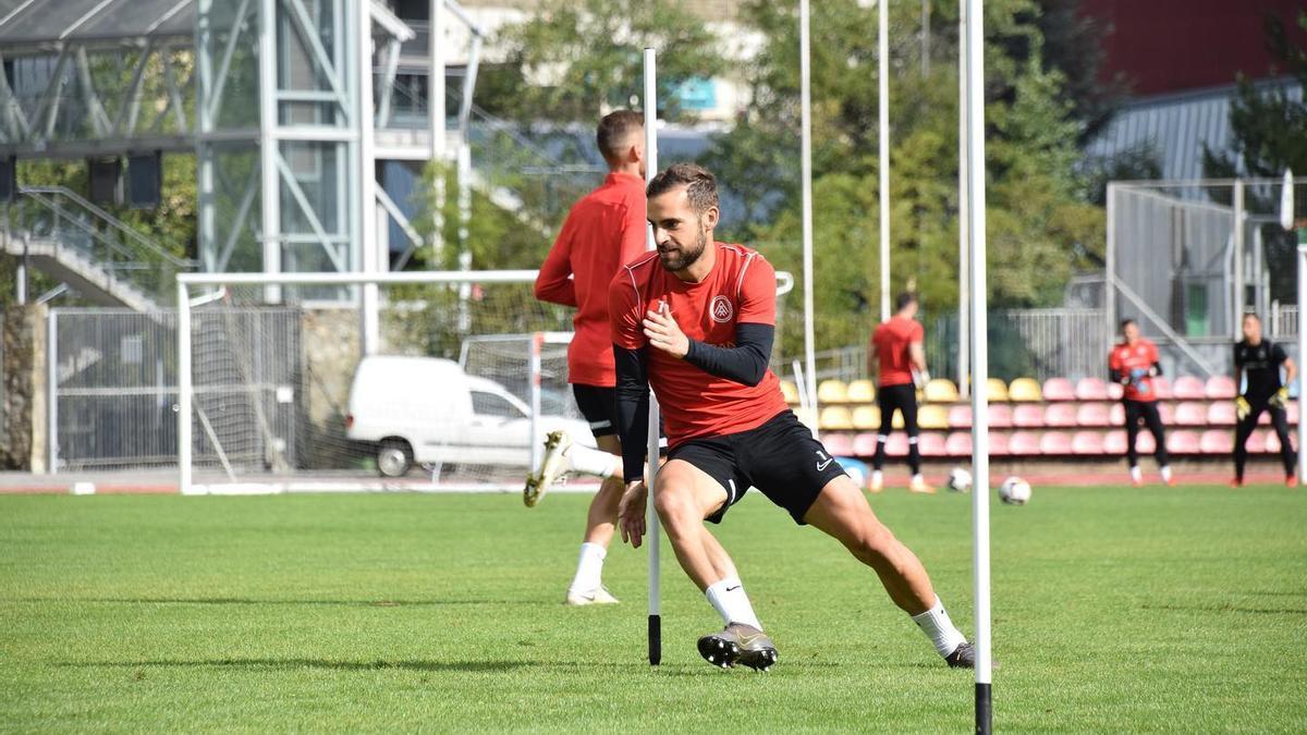 Héctor Hevel, nuevo fichaje del FC Cartagena, durante un entrenamiento con el Andorra.