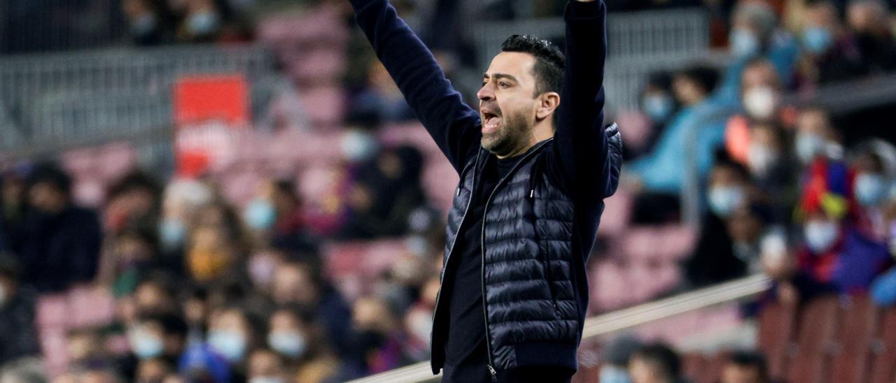 Xavi protesta una jugada.