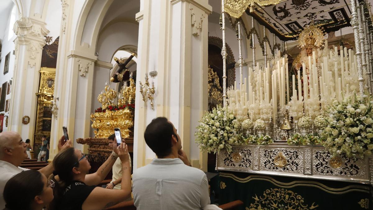 Los cordobeses visitan los templos durante la jornada previa al Magno Vía Crucis.