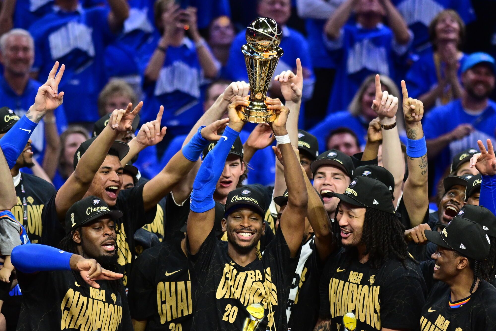 OKLAHOMA CITY (United States), 23/06/2025.- Oklahoma City Thunder guard Shai Gilgeous-Alexander (C) holds the Bill Russell NBA Finals Most Valuable Player Award following the Oklahoma City Thunder win of the NBA finals, defeating the Indiana Pacers in game seven, at the Paycom Center in Oklahoma City, Oklahoma, USA, 22 June 2025. (Baloncesto) EFE/EPA/MANUELA SOLDI SHUTTERSTOCK OUT. SHUTTERSTOCK OUT