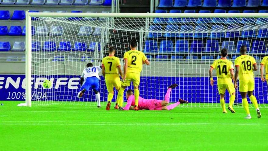 Apeh sigue de cerca la trayectoria del gol de Bruno Wilson (1-0).