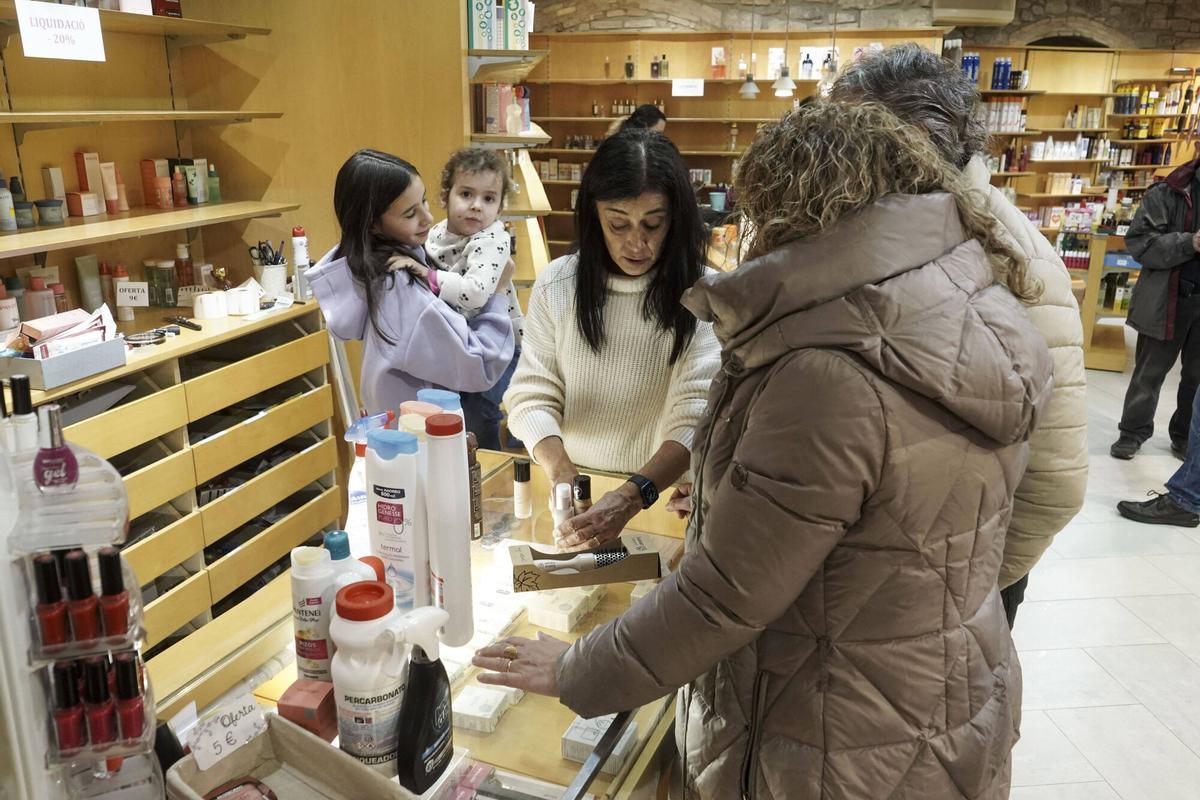 Últim dia d'obertura de la perfumeria Regina Últim dia d'obertura de la perfumeria Regina