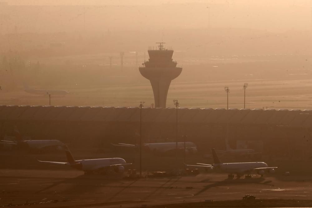 Un avión de Air Canadá prepara un aterrizaje ...