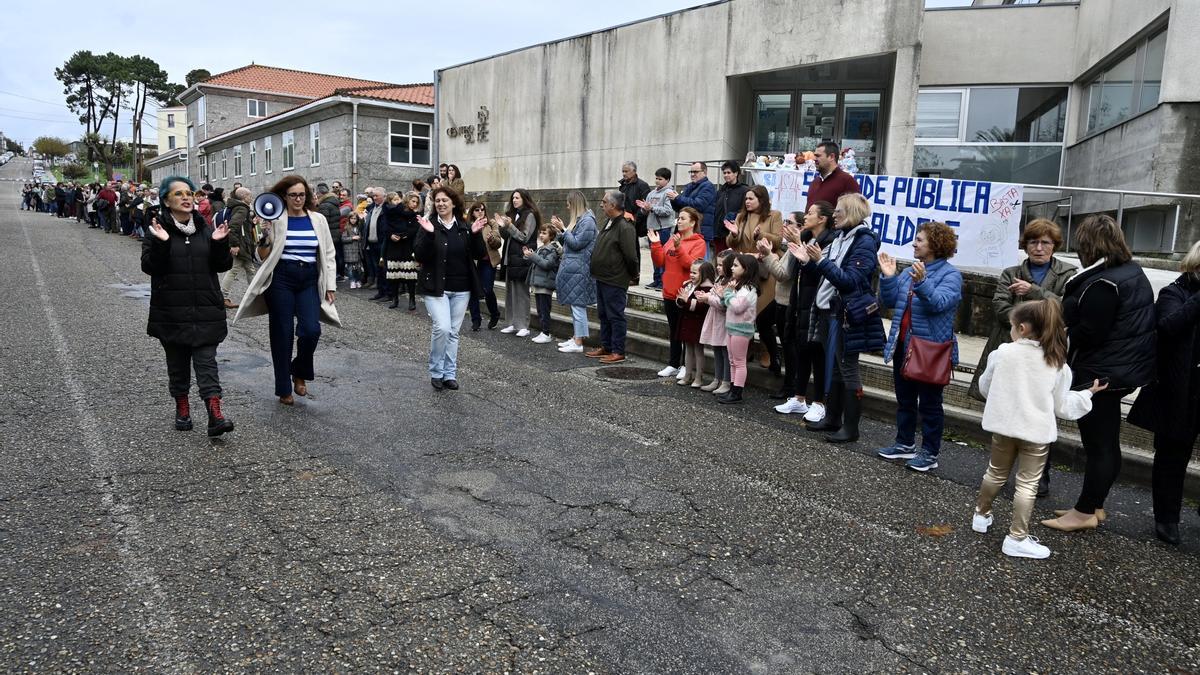 La cadena humana rodeó el centro de salud sanxenxino.