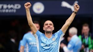 Guardiola recibe la aclamación del Etihad antes de recibir el trofeo de campeón de la Premier.