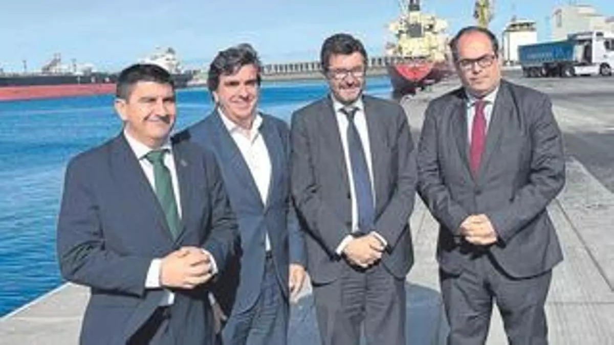 Transportes se compromete con el Puerto de A Coruña a impulsar el Corredor Atlántico