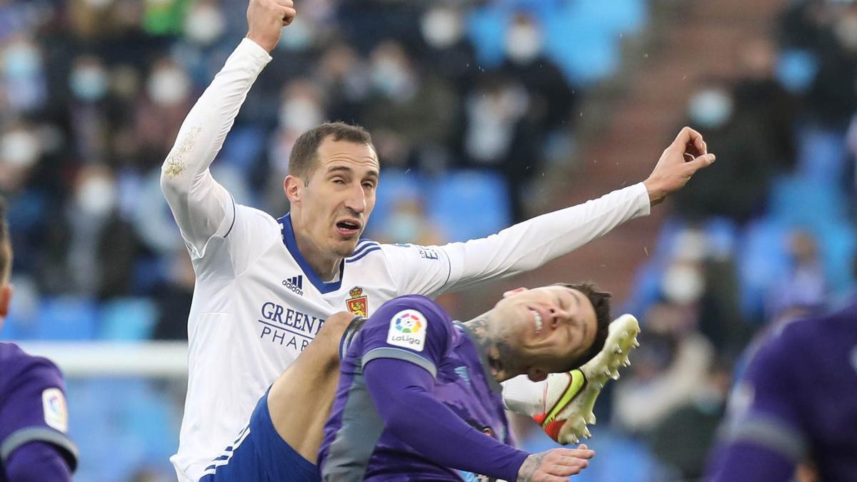 Petrovic pelea un balón por alto en una posición acrobática contra el Valladolid.