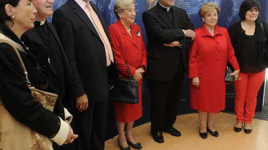 La edil Carmen Hervada y los organizadores, en la apertura. / c. pardellas