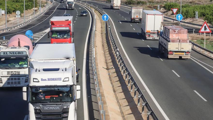 Camioneros circulan por una carretera de la provincia.