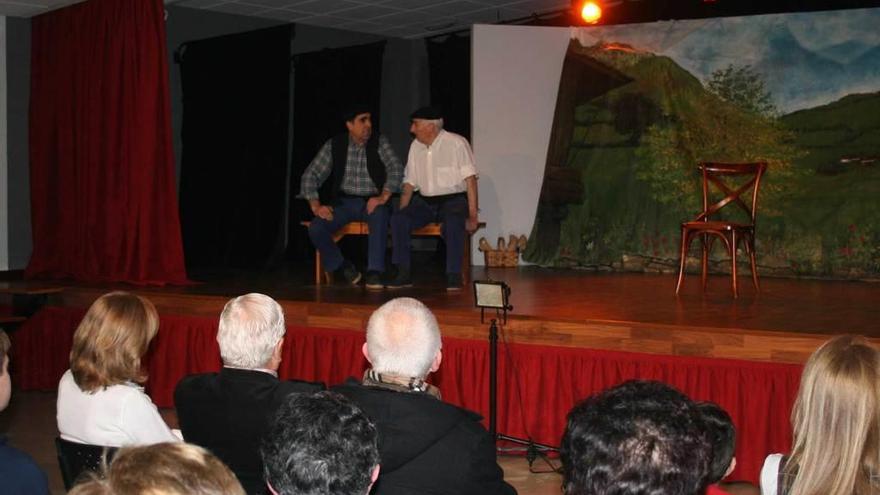 Dos monologuistas durante una sesión en Perlora.