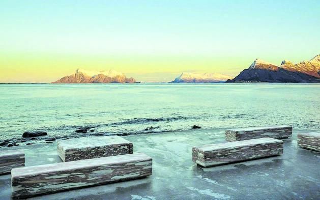 Anfiteatro hacia el mar, en la zona de descanso de la ruta escénica noruega.