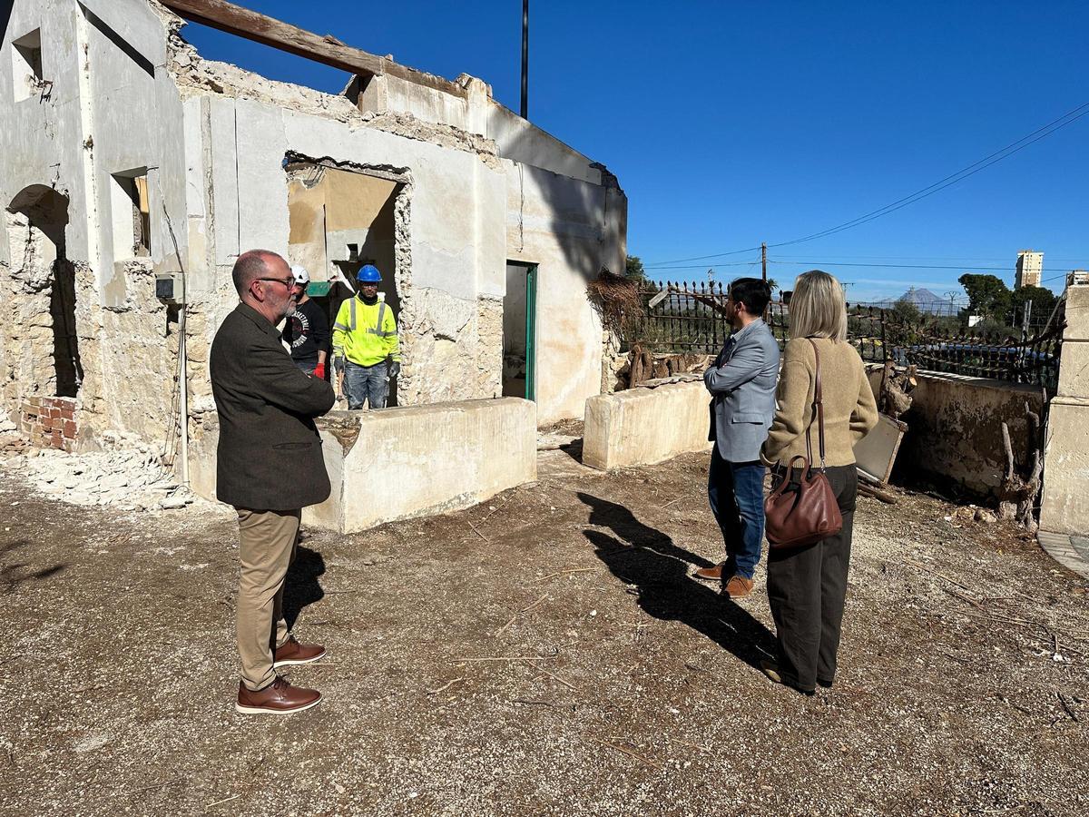 Un momento de la visita del alcalde y los ediles.
