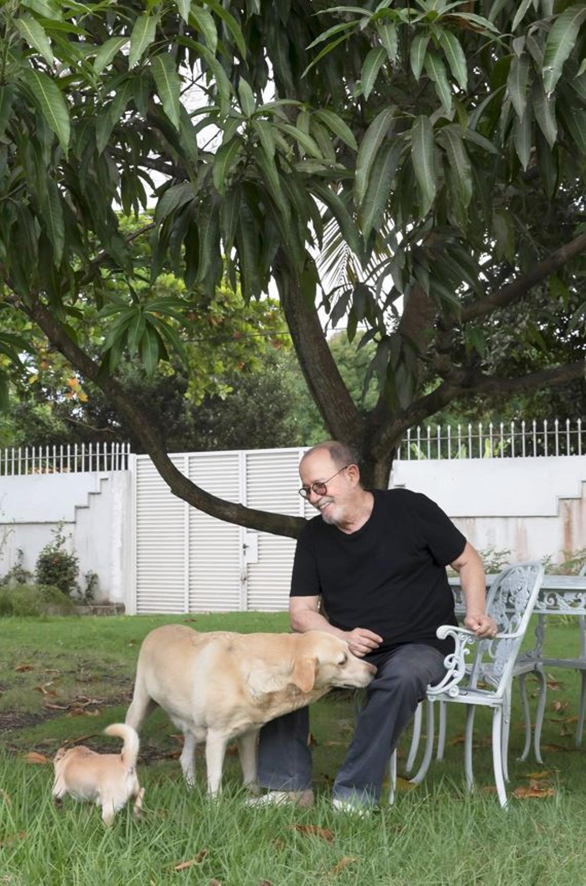 Silvio jugando con sus mascotas en su casa La Habana, 2018.