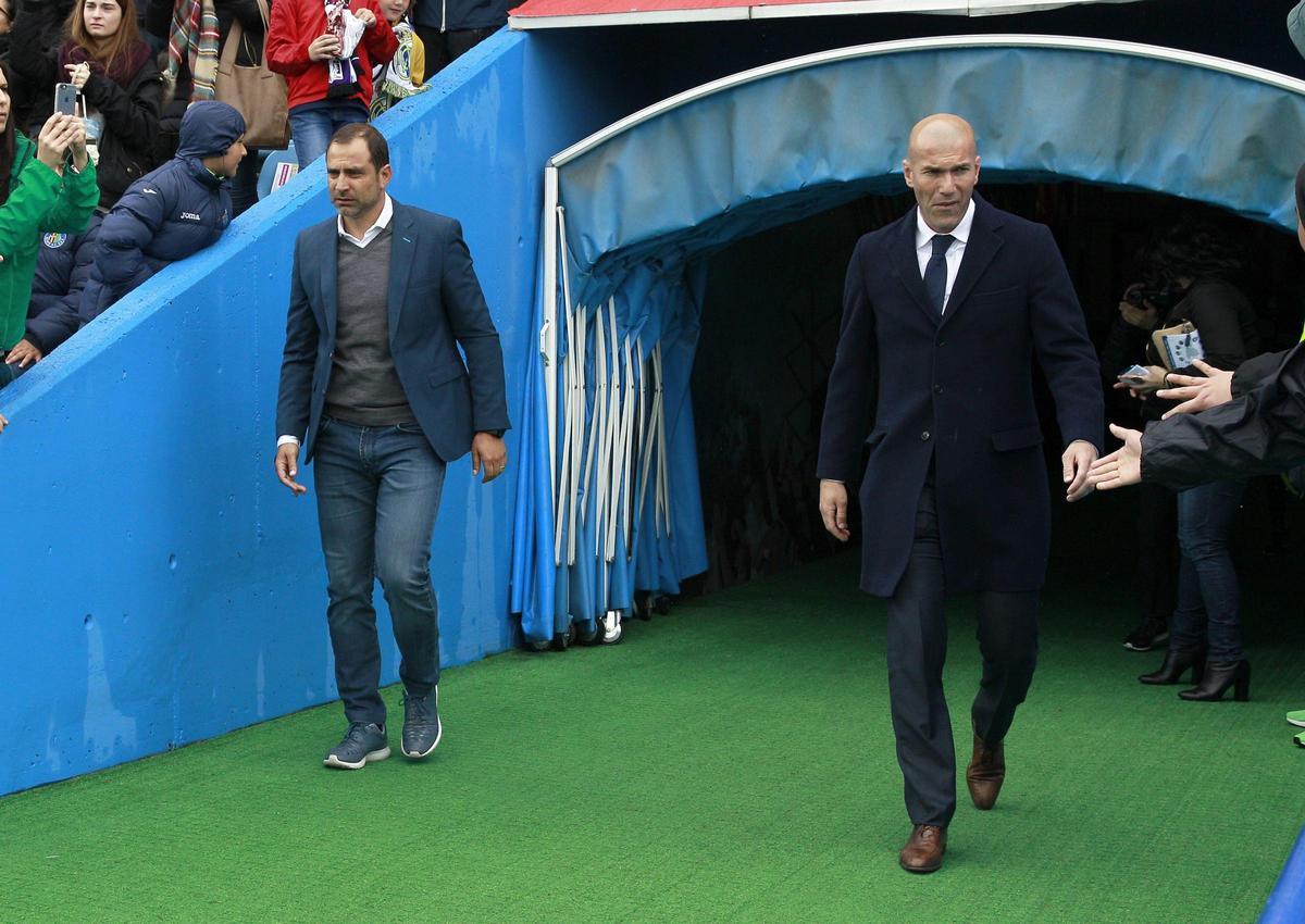Esnáider entrando en el Bernabéu para un Real Madrid-Getafe, junto a Zidane.