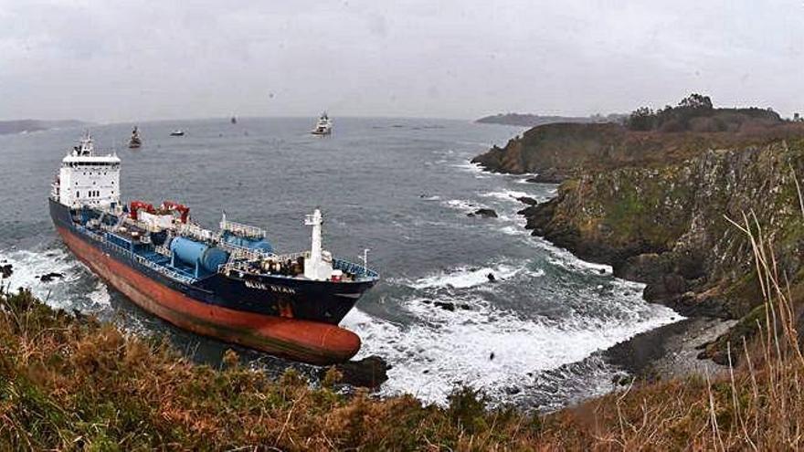 Primeros intentos para desencallar el quimiquero &#039;Blue Star&#039; de la costa de Ares, con dos remolcadores al fondo.