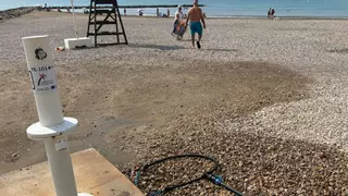 Bañistas critican el «mal estado» del lavapiés de Els Terrers en Benicàssim