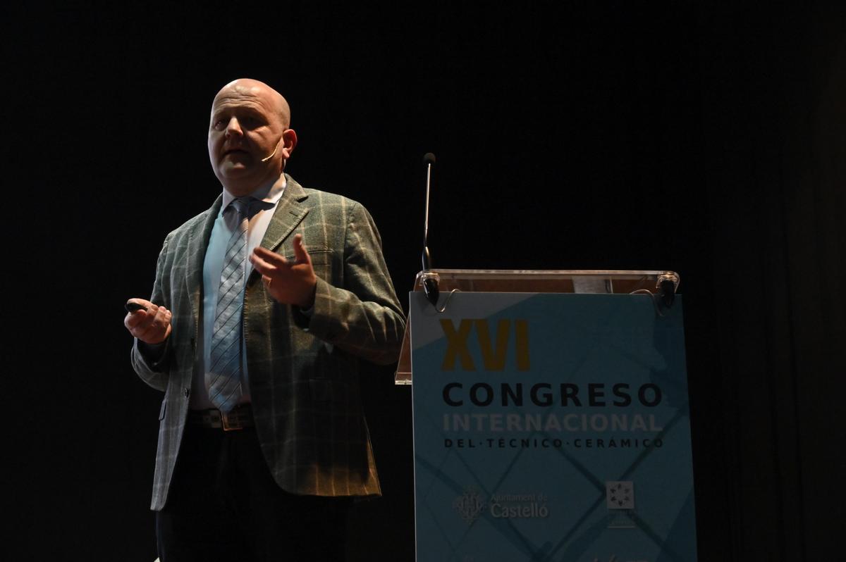Paolo, técnico comercial de B&T Ibérica, presentó los nuevos avances de la empresa como los hornos de hidrógeno para el sector cerámico.