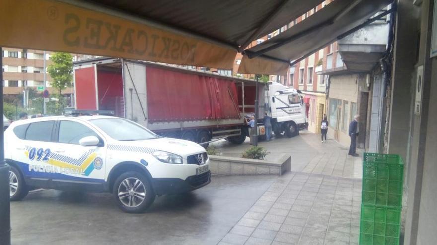 El camión empotrado contra el mobiliario municipal en la avenida de Alemania.