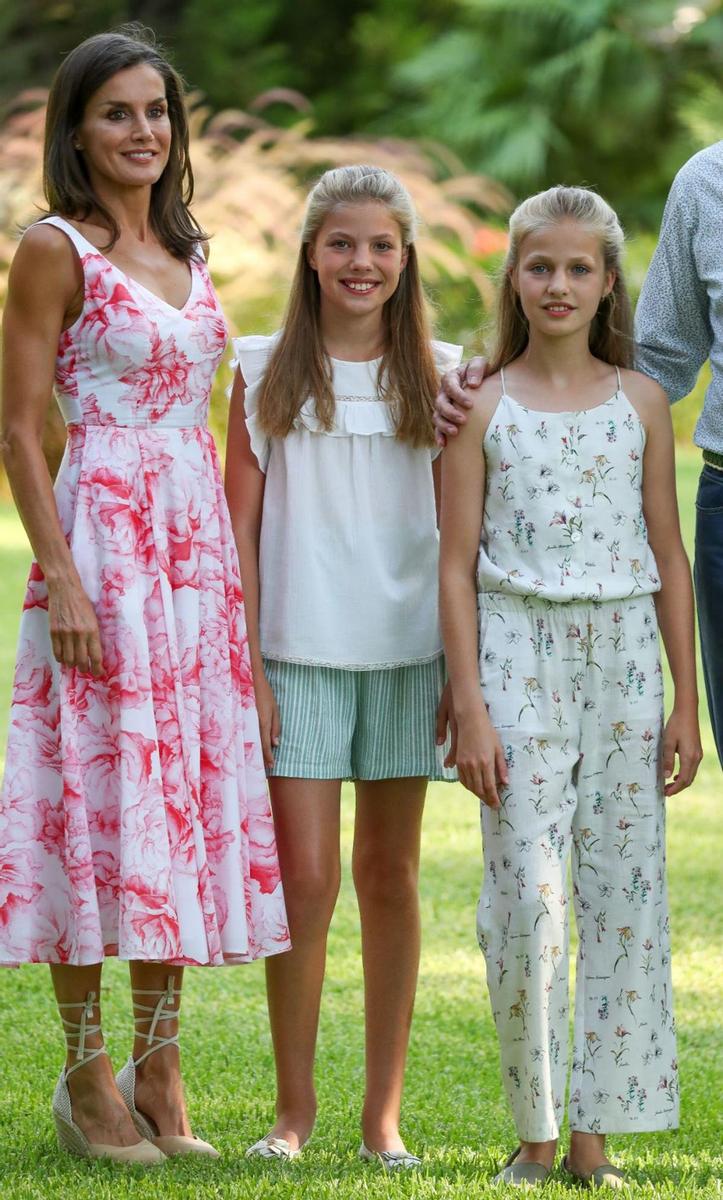 La Reina junto a sus hijas en el tradicional posado veraniego en Mallorca