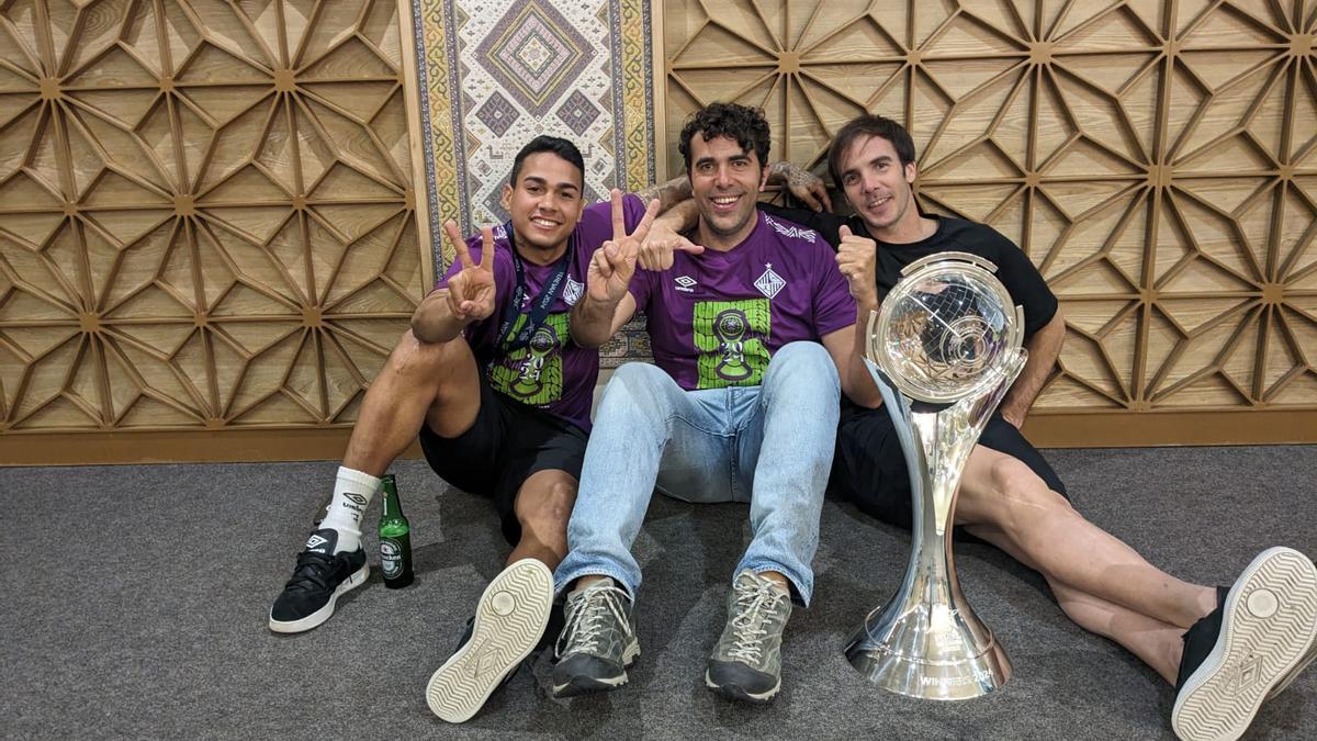Cléber y Carlos Barrón, capitanes del Palma Futsal, posan en el hotel con Rafael Ramis, uno de los cuatro aficionados del Palma en Ereván.