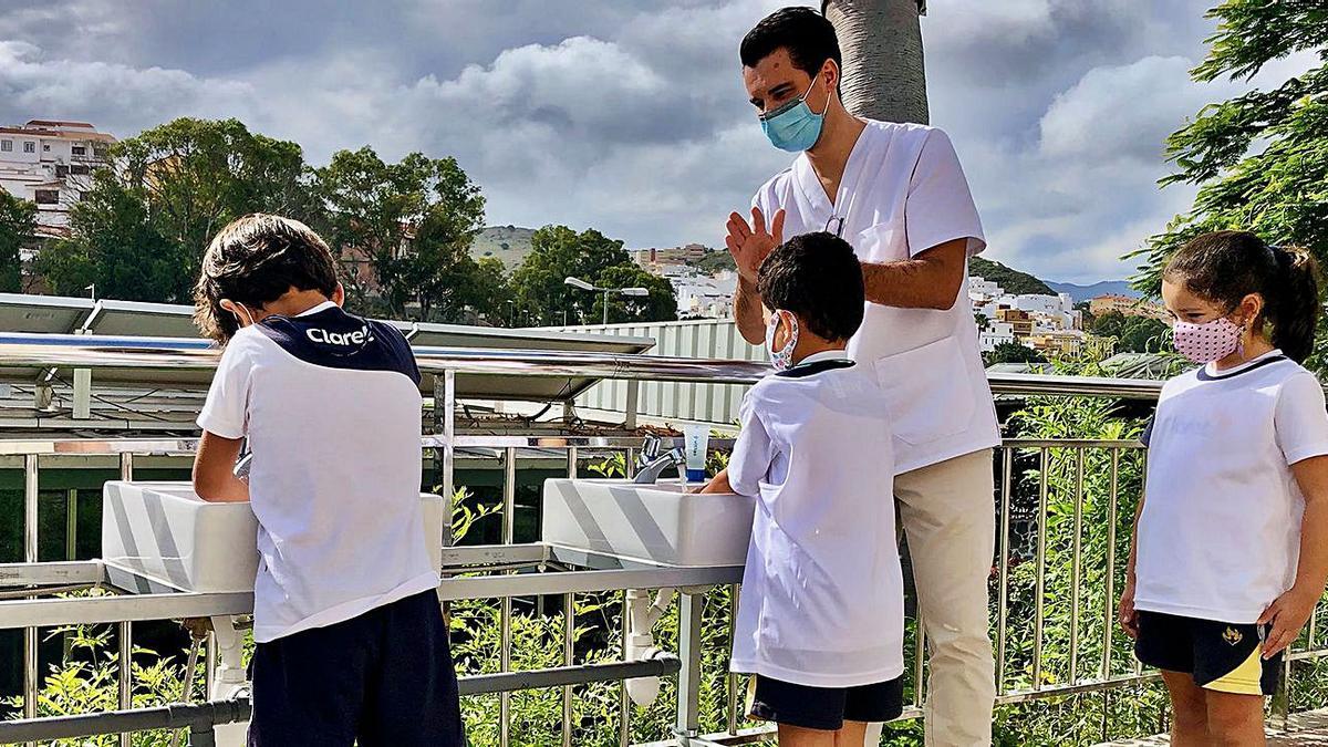 Flavio Da Silva, director de enfermería de Vithas Las Palmas, enseña a varios alumnos del Claret a lavarse bien las manos.