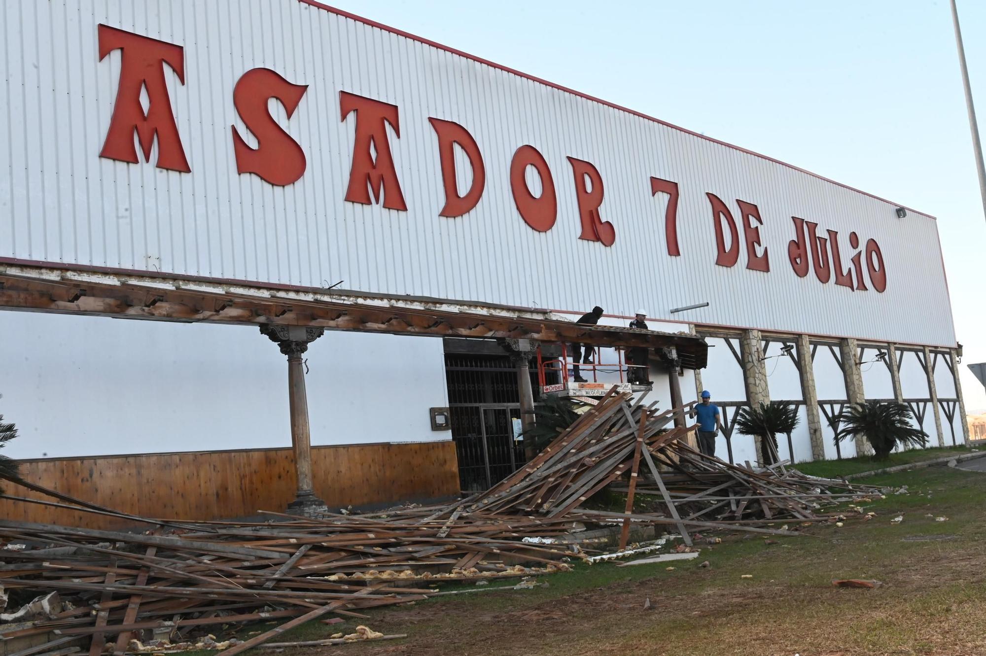 Inician el desmantelamiento del Asador 7 de Julio de Castelló previo al derribo