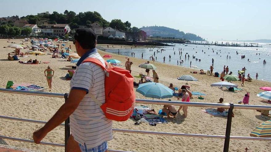 La playa chapelana de Arealonga, ayer, con muchos bañistas refrescándose en sus aguas. // FdV