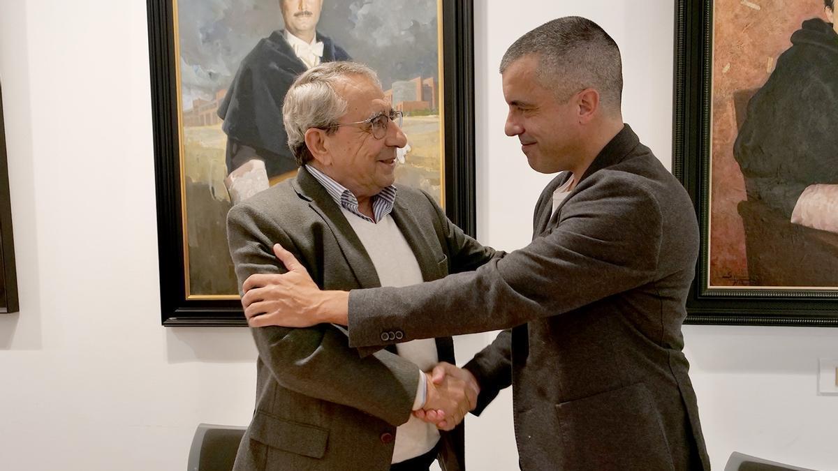 El rector de la UMA, José Ángel Narváez, y el responsable de Virus Total Bernardo Quintero.