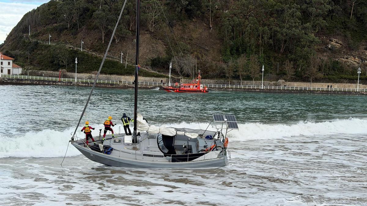 Así fue el rescate de un velero varado en la playa de Ribadesella.