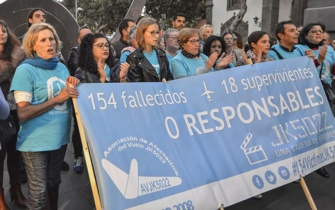 20/12/2017 LAS PALMAS DE GRAN CANARIA. Manifestación de Asociación de Víctimas del Vuelo JK5022 en Triana. FOTO: J. PÉREZ CURBELO