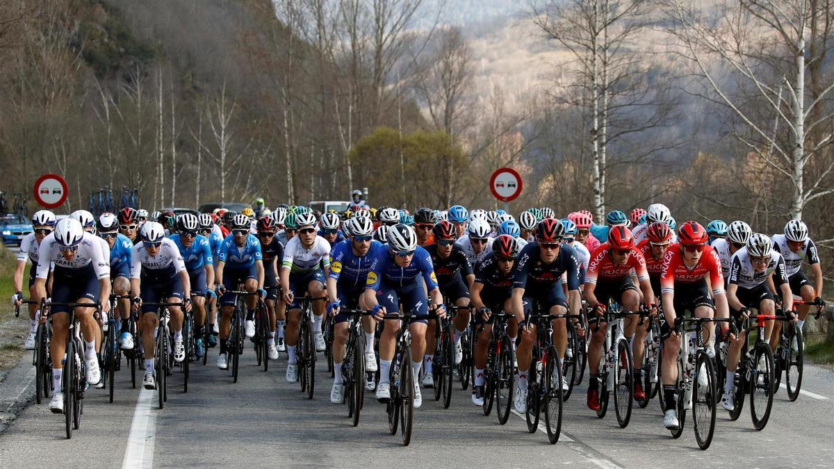 La UCI suaviza la norma de expulsión por tirar bidones en la cuneta