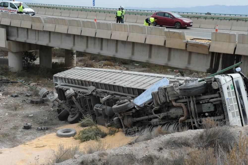 Herido el conductor de un camión en Lorca tras caer desde la autovía A-7 a una rambla