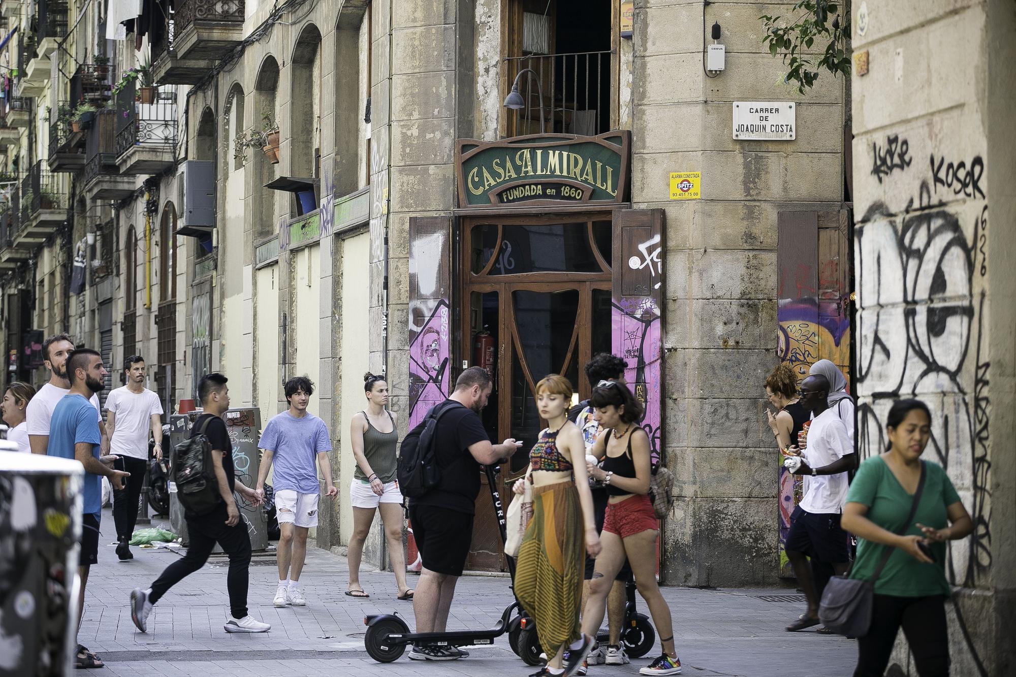 Un sonómetro instalado ayer en la calle de Joaquin Costa, encima de la placa de la calle.